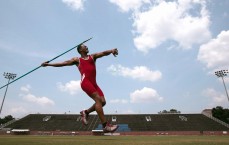 kaiyun-泳池边的温情瞬间，中国女将轻抚甲鱼背后的体育精神新诠释