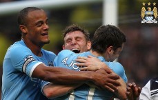 kaiyun_现场直击，武汉江大女足登顶亚洲之巅，球迷高举冠军横幅狂欢庆祝